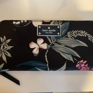 Wallet - Zipped around continental style